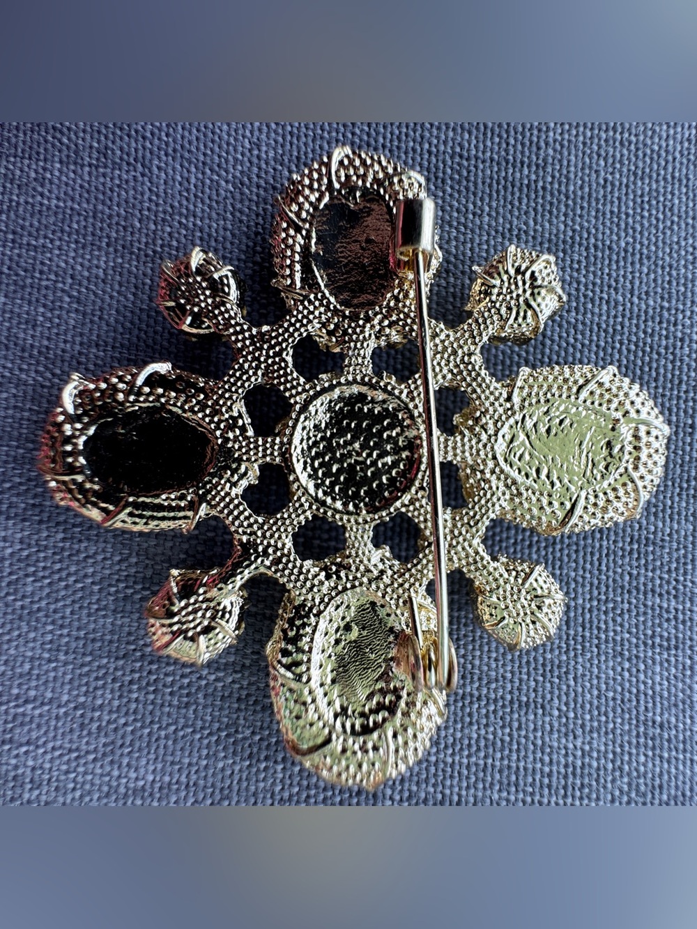 Luxury gold Brooch with Black Stones and Pearls - Picture 4 of 4